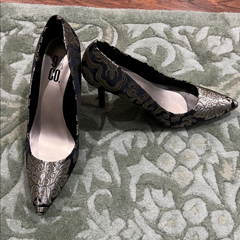 9& CO. Chic Black and Gold Patterned Heels